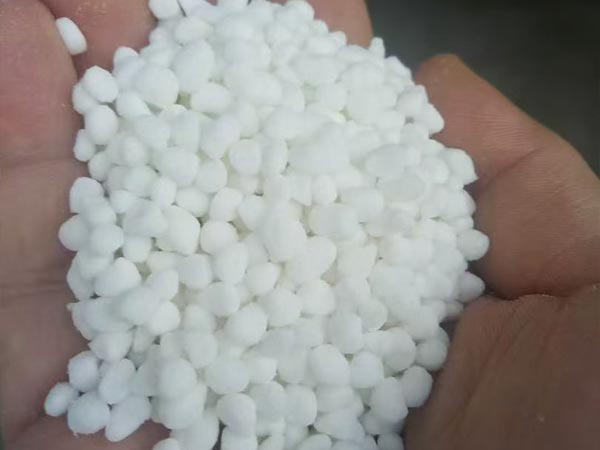 Која е разликата помеѓу ѓубрива со контролирано ослободување и ѓубрива со бавно ослободување?